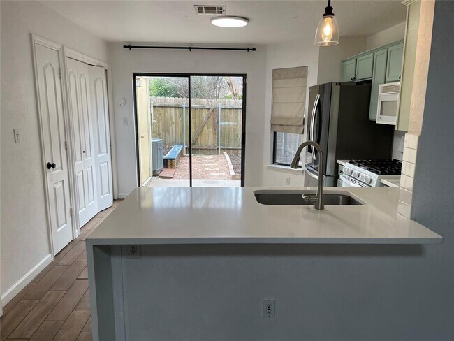 Building Photo - 11901 Swearingen Dr