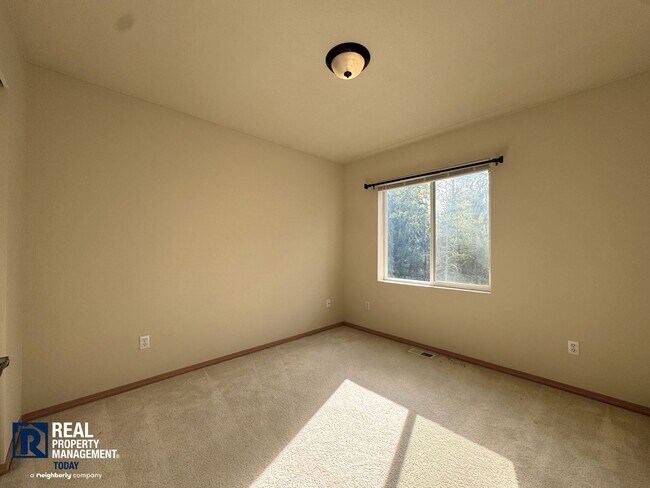 Building Photo - 3BR Silver Creek Home w/ Loft, Fireplace & 2-Car Garage!!