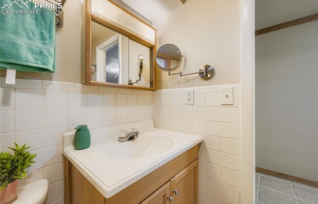 Building Photo - Spacious 5 bedroom, 2 ba, large basement with additional kitchen & private entry