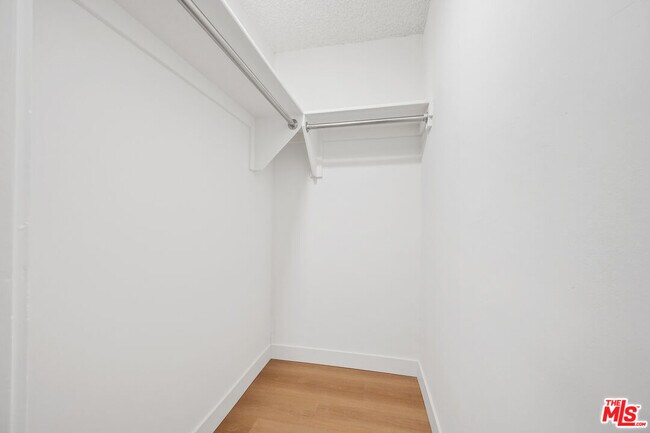 Building Photo - 833 5th St