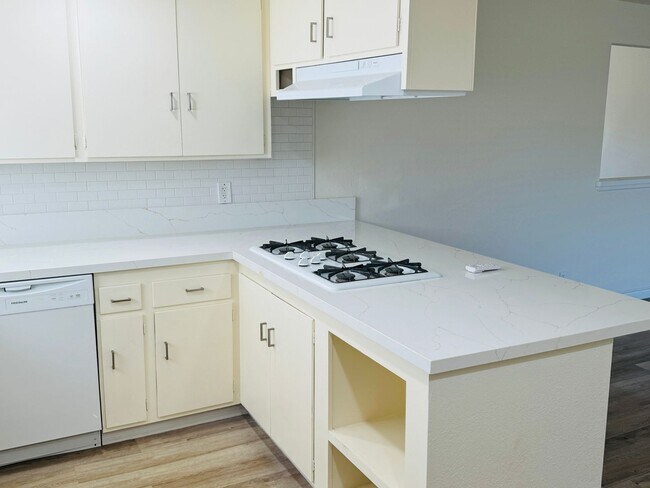 Building Photo - 2105 E Petunia St