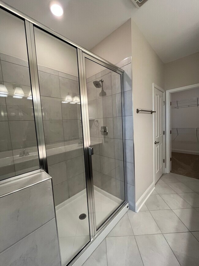 Building Photo - Beautiful 2-Bedroom Townhome with Modern C...