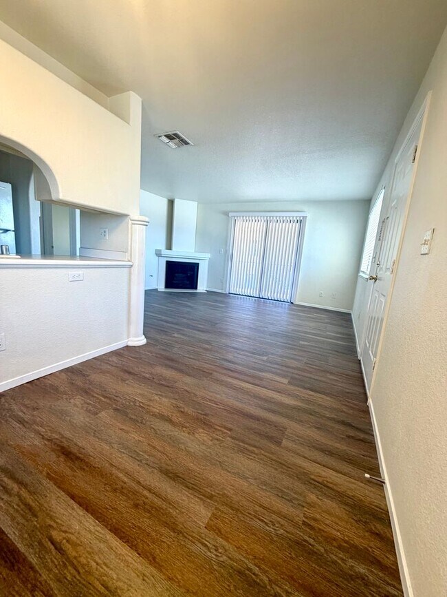 Building Photo - Henderson Cute 2 Bedroom Condominium