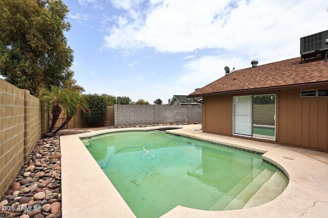 Building Photo - 1904 N Arrowhead Cir