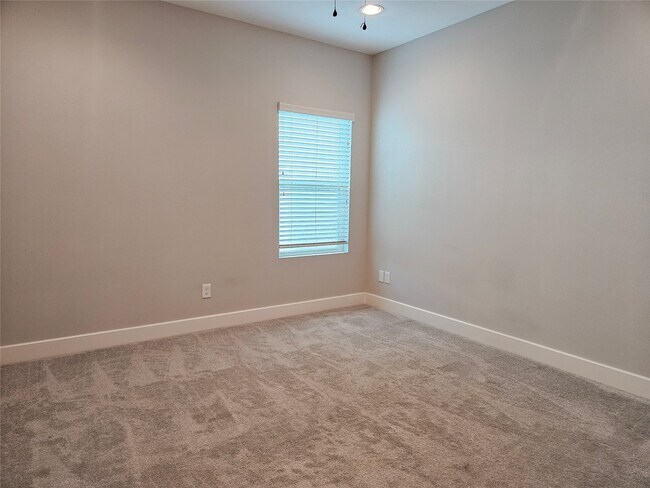 Building Photo - 2621 Hutchins St