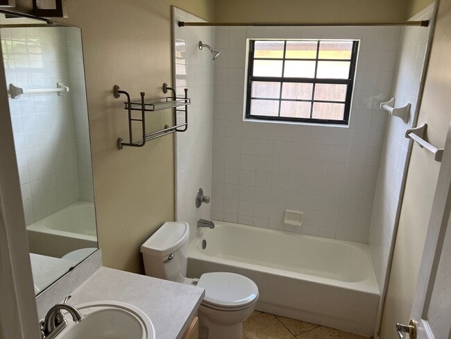 Building Photo - 3 bedroom 2 bath beauty