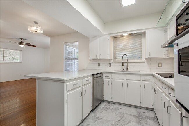 Building Photo - 7475 Brentcove Cir