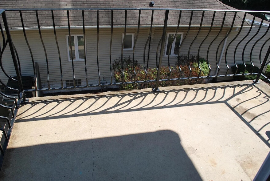 balcony - 5520 Belmont Rd