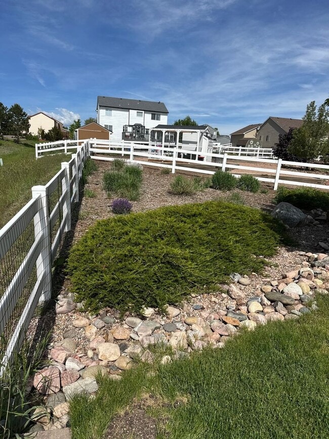 Building Photo - Stunning and HUGE 5BD/3.5BA in Paint Brush...