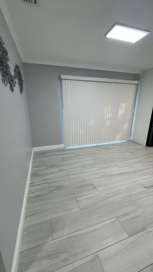 Building Photo - 920 9th St