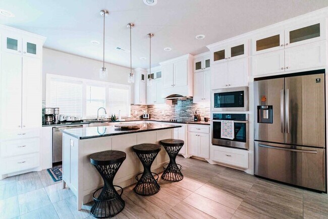 Building Photo - 406 NW Retreat Ln