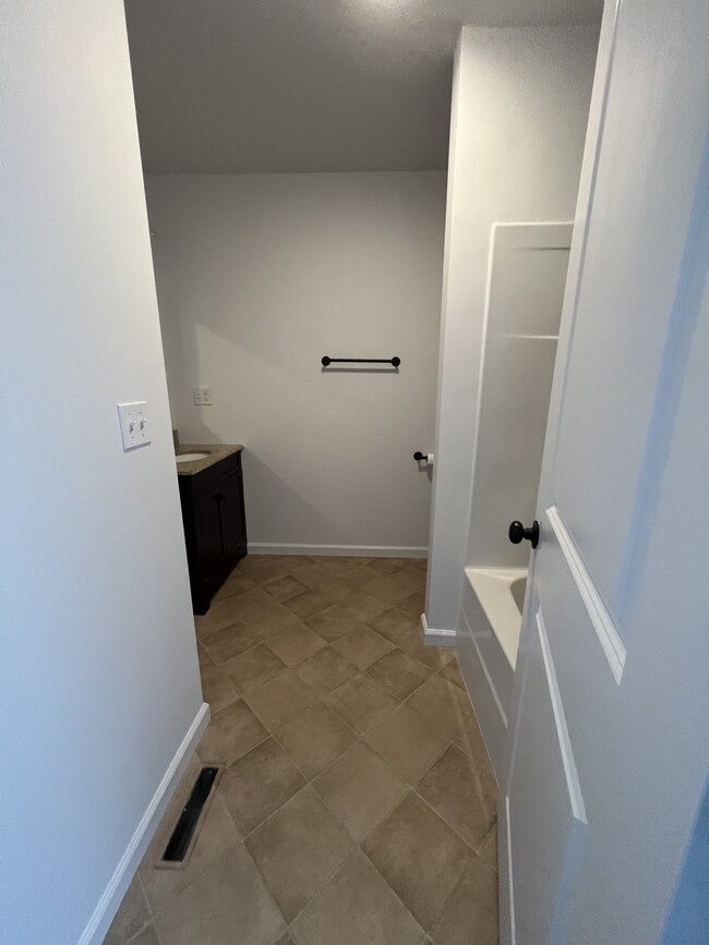 Upstairs full bathroom - 2 Henry St