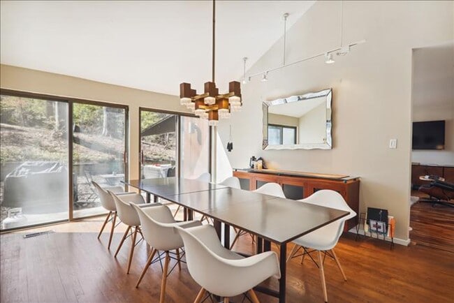 Building Photo - Uniquely located, and beautifully appointe...
