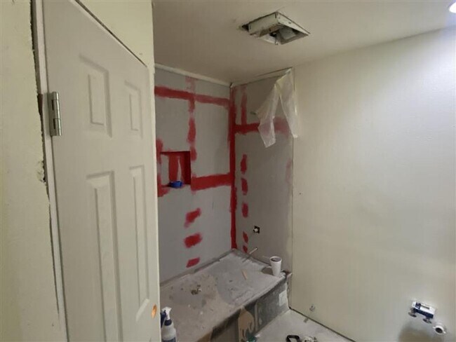 Building Photo - Cute 2/2 duplex with a garage