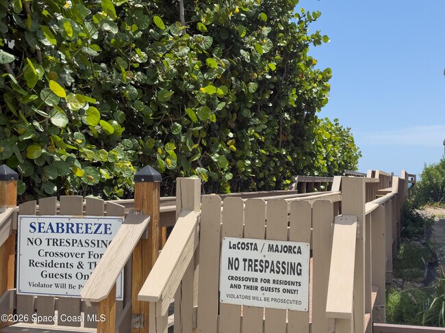 Building Photo - 105 La Costa St