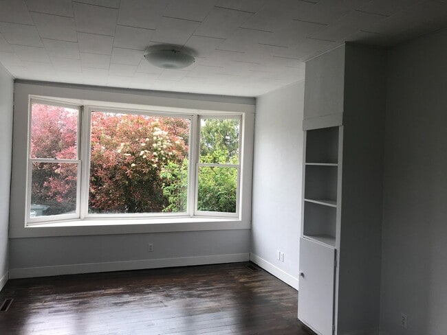Building Photo - Available Now!! $500 off first month's rent - 2bed, 1 bath house