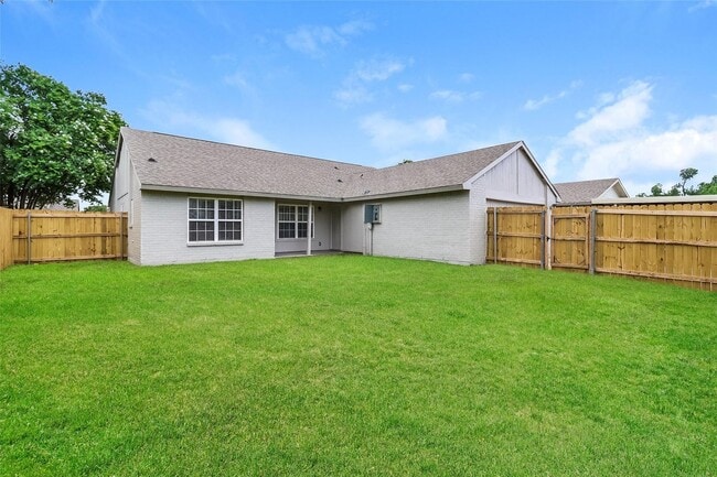 Building Photo - Spacious 4BR Home with Vaulted Ceilings, Fireplace & Large Backyard!