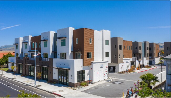 Building Photo - 265 Red Berry Ln