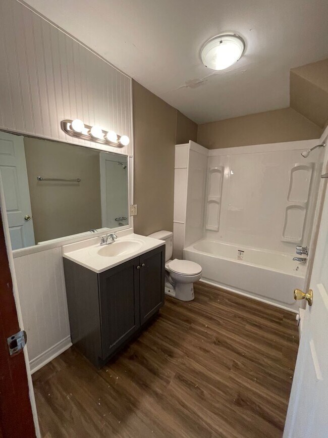 Building Photo - Two Bedroom in Delphi - Available in October