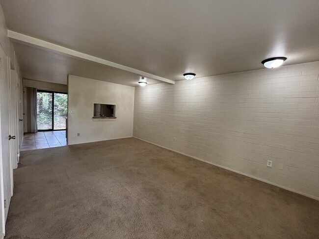 Building Photo - 599 Darwin St