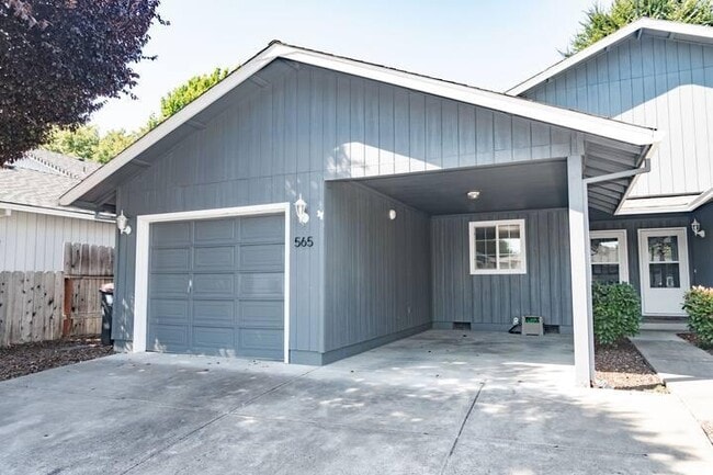 Building Photo - 565 Primrose Dr