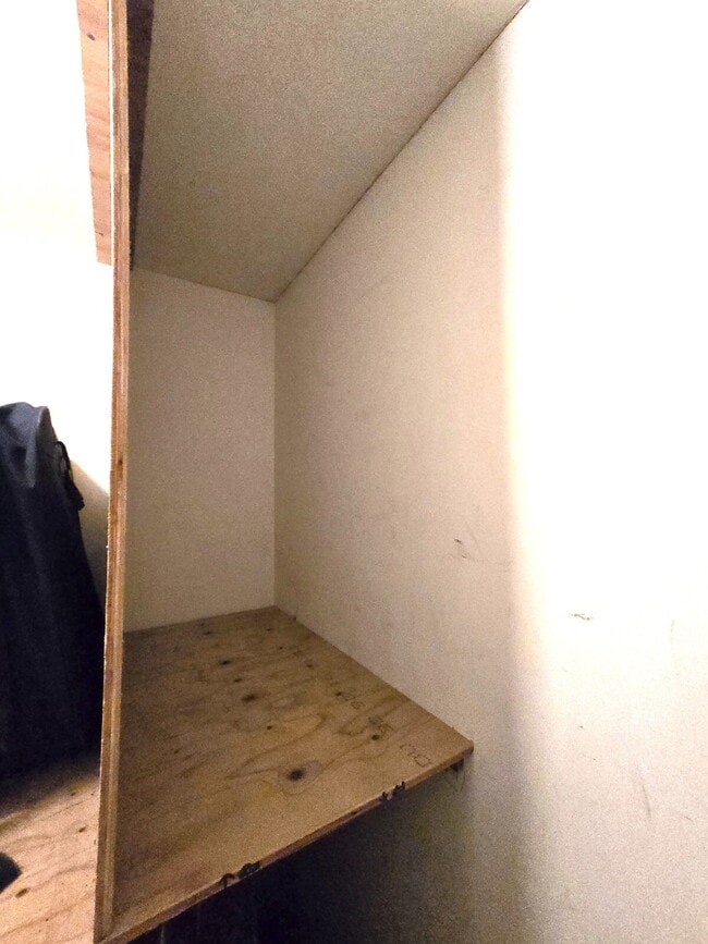 Building Photo - Large 2br/2ba/1pkg Condo near Blaisdell!