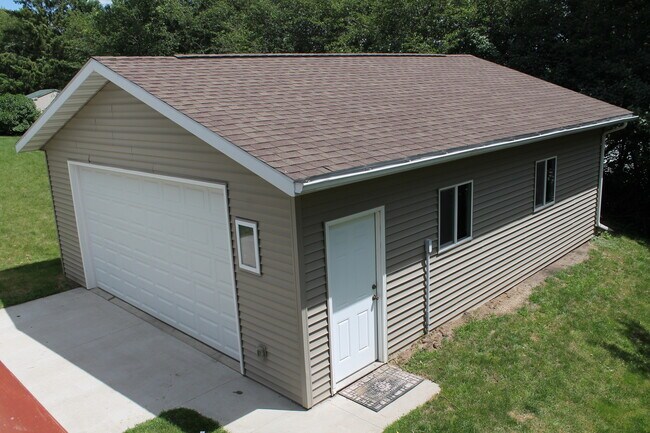 Building Photo - Avail May 1st. SW Rochester 3 bedroom 2 bath home, giant 2 car garage