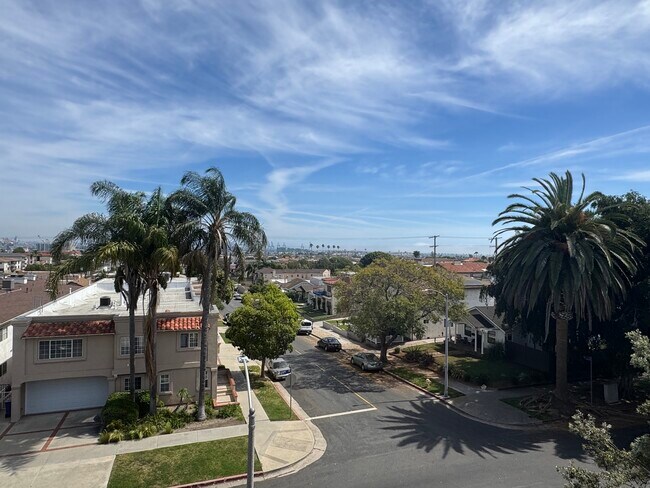 Building Photo - 1110 W 10th St