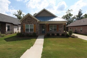 Building Photo - 3Bed/2bath Residential House off of Runningvine!!!