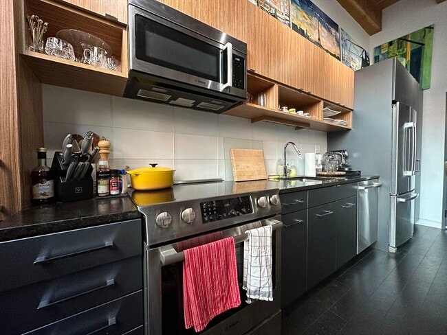 Building Photo - 319 A St