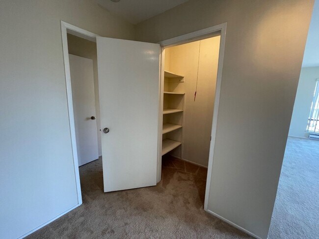 Building Photo - TOP FLOOR 1BD/1BATH Condo Available For Rent at the Watergate Community in Emeryville!!!!