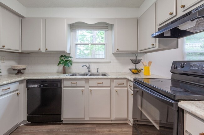 Building Photo - Charming 2-Bedroom, 1.5-Bath Townhouse in ...