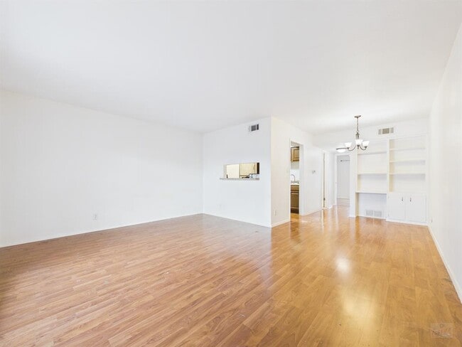 Building Photo - 2425 Ashdale Dr