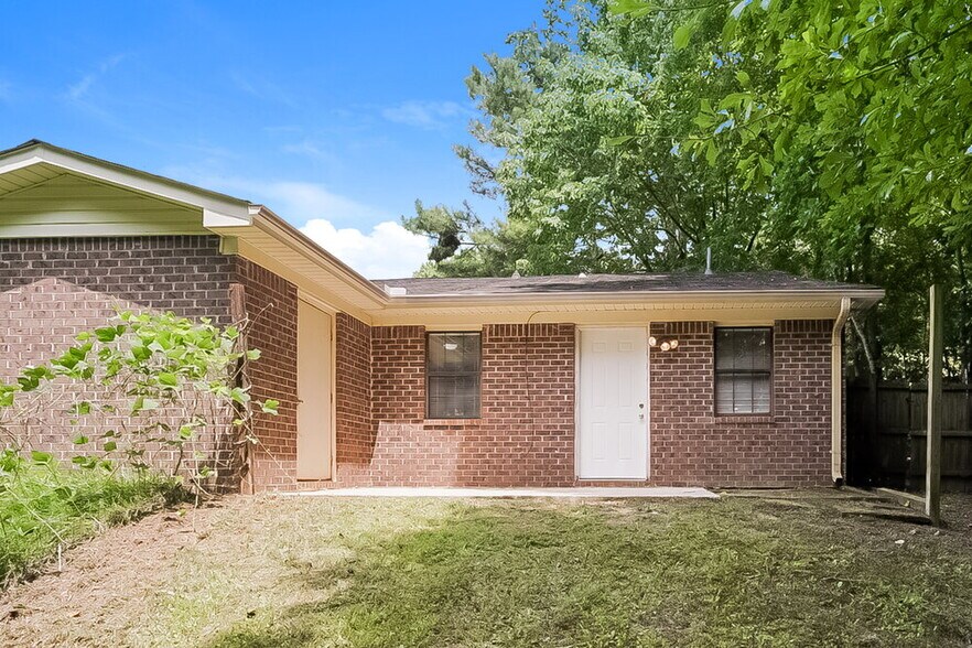Building Photo - 8375 Warren Dr