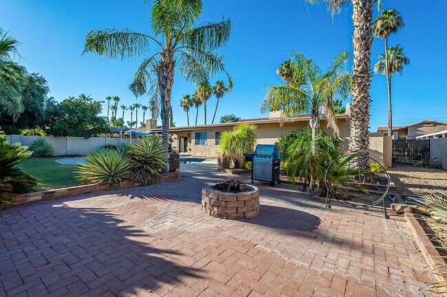 Building Photo - Three Bedrooms & POOL in 85254!