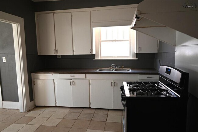 Building Photo - 1705 Pearl Ave