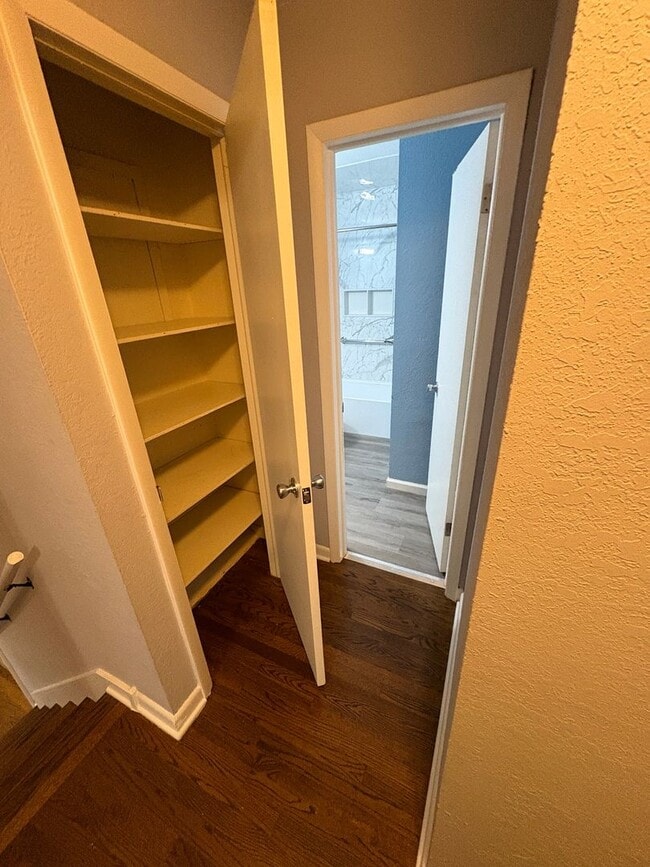 Building Photo - Huge Corner Lot in Grandview!! - 3 Bed / 2 Bath Split-Entry w/ Fenced Yard