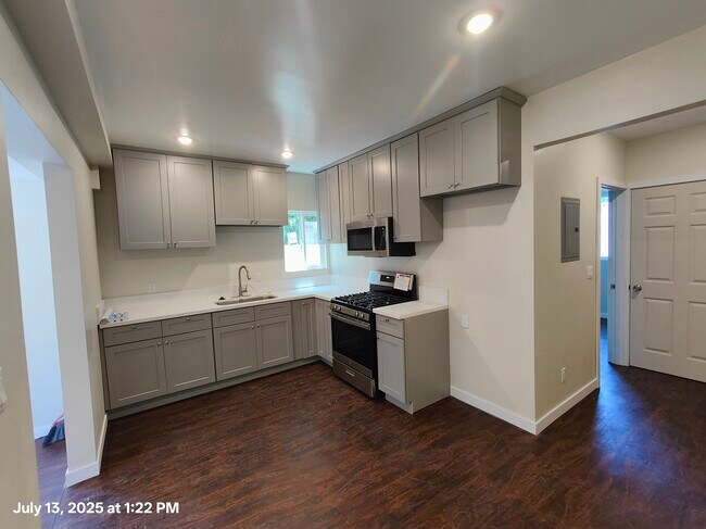Primary Photo - 3319 Roseview Ave