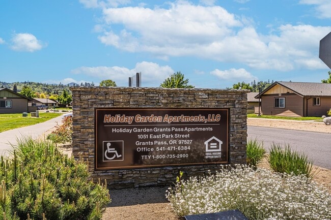 Primary Photo - 1051 E Park St