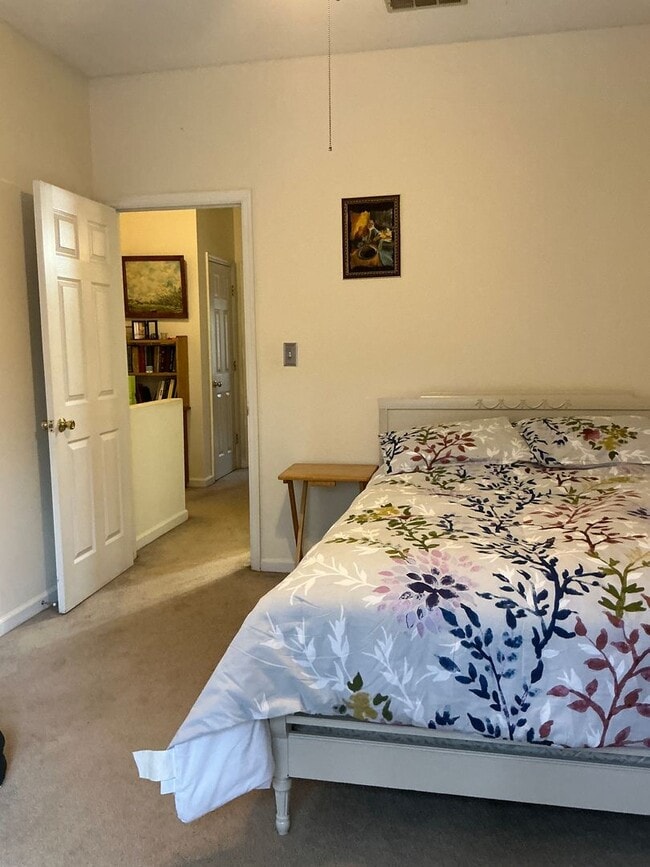 Building Photo - 1 Bedroom/2 .5 Bath Condo located in River...