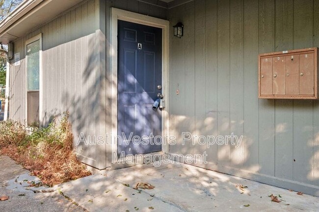 Building Photo - 200 Concho St