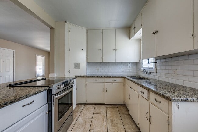 Building Photo - 3-BEDROOM HOME IN HIGHLAND PARK