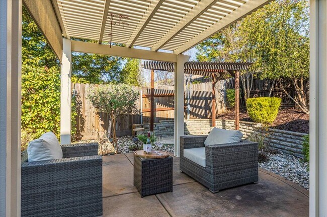 Building Photo - Elegant & Spacious 4 Bedroom Home Near Fol...