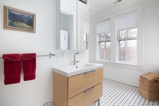 Building Photo - 31 Sharon Rd