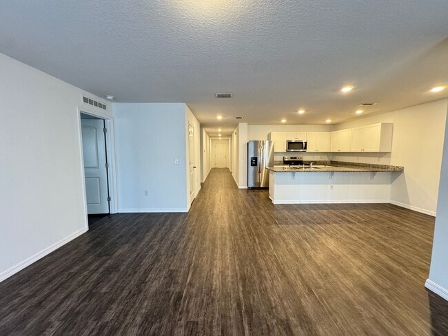 Building Photo - BEAUTIFUL, 4 bedroom, 2 bathroom Home in Poinciana!! Cable & Internet Included with Rent!!