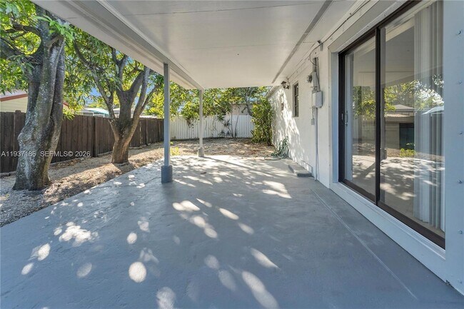 Building Photo - 5208 NE 5th Ave