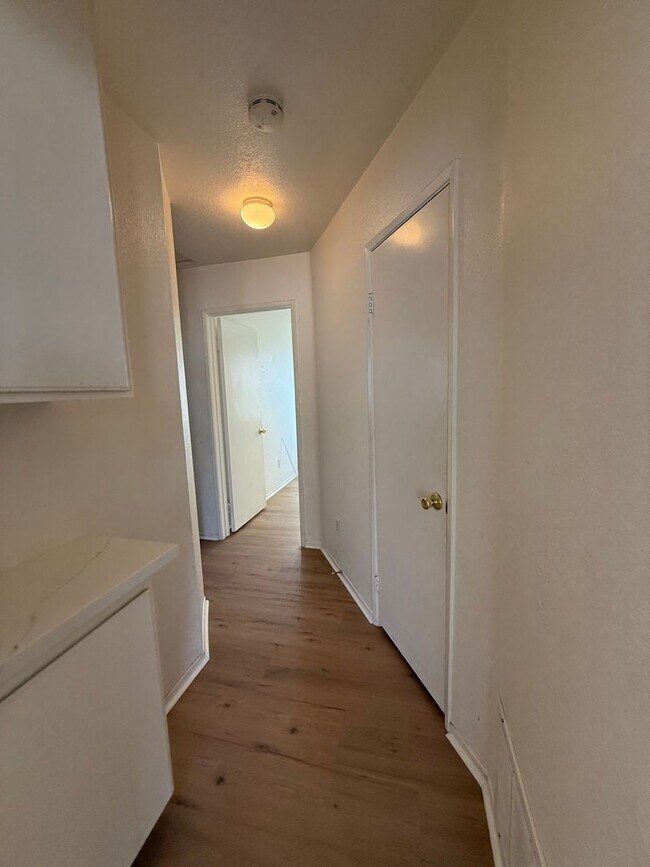 Building Photo - Victorville- Refurbished 2 Bedrooms 2 Bathrooms, New Laminate Floors