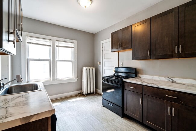 Building Photo - Maryland Upper steps to UWM