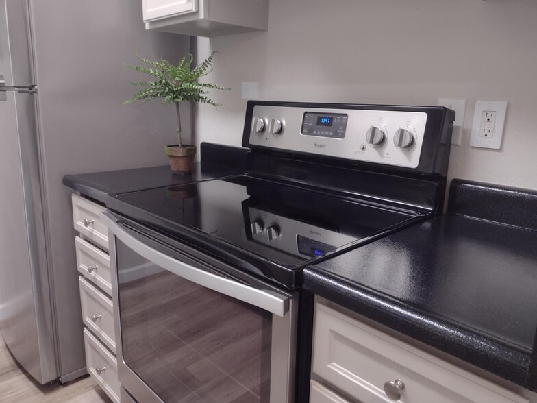 Kitchen Stove - 9523 NE 180th St