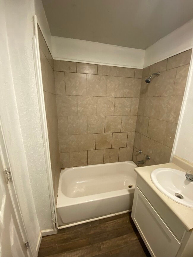 Building Photo - 1307 E Travis St